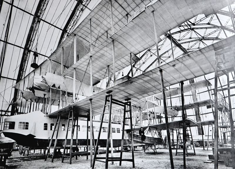 Illustration for article titled 15 Early Airplanes With More Wings Than a Bucket of Fried Chicken